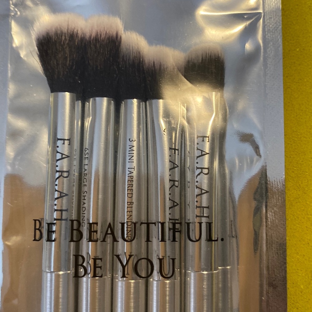 F.A.R.A.H. Set of 5 “Be your beautiful you” makeup brushes.